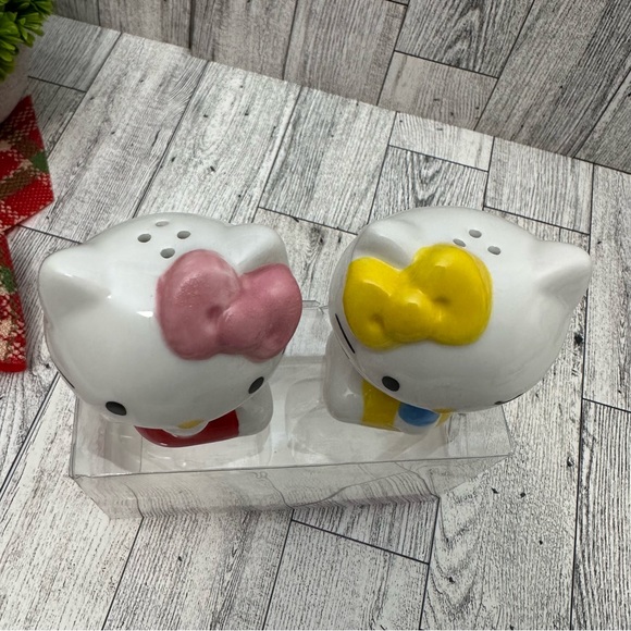 Hello kitty ceramic salt & pepper shaker set - Picture 5 of 8